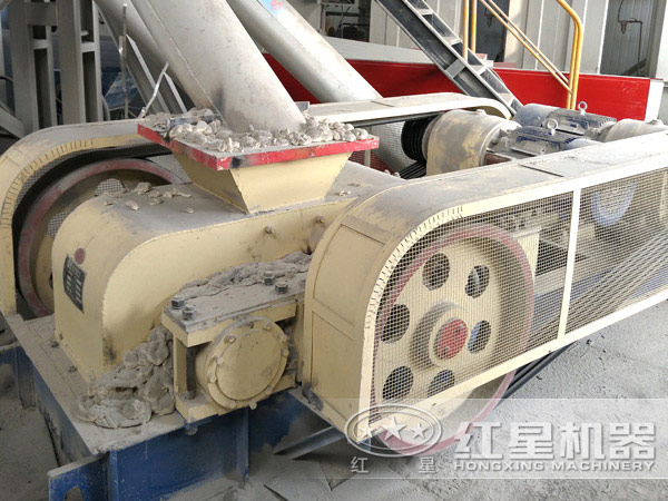 對輥制砂機工作現場 對輥制砂機工作現場