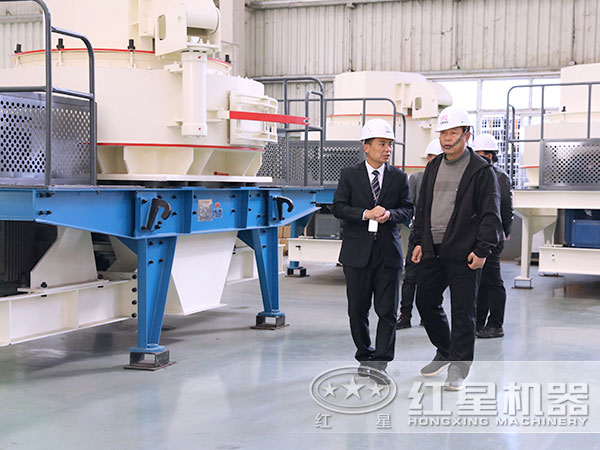 用戶參觀制砂機生產車間 用戶參觀制砂機生產車間