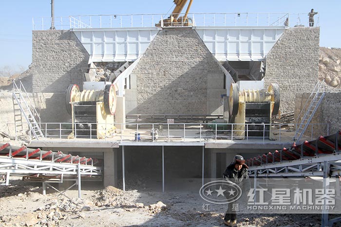 時(shí)產(chǎn)300噸大型鄂式碎石機(jī)現(xiàn)場 時(shí)產(chǎn)300噸大型鄂式碎石機(jī)現(xiàn)場
