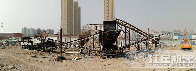 建筑垃圾粉碎機正在工地現場處理廢料