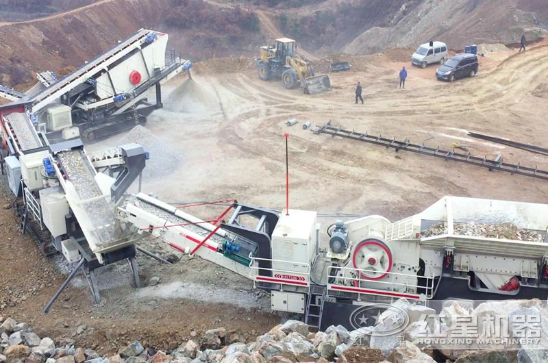 履帶式破碎機多機組聯(lián)合工作現(xiàn)場 履帶式破碎機多機組聯(lián)合工作現(xiàn)場