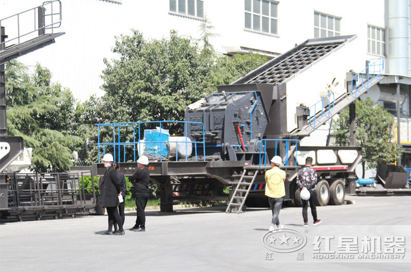 用戶來廠考察移動破碎機設備 用戶來廠考察移動破碎機設備