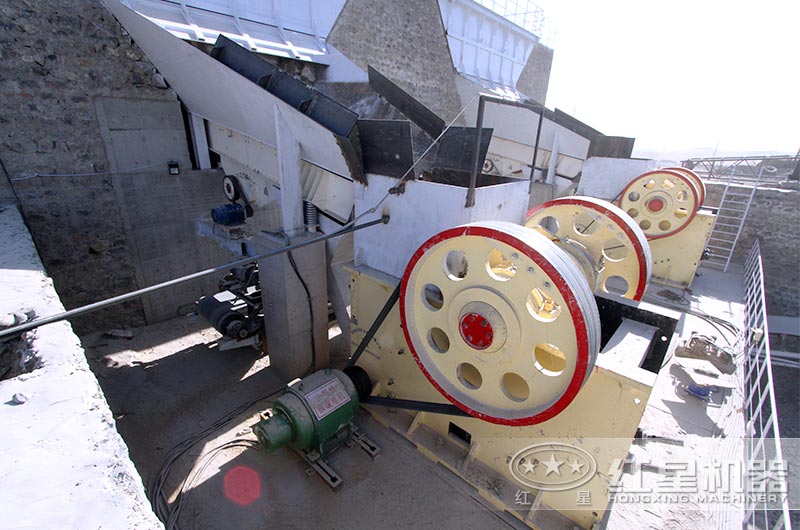 顎式破碎機工作現場