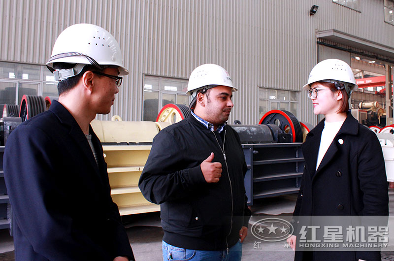 客戶前來(lái)購(gòu)買機(jī)器 客戶前來(lái)購(gòu)買機(jī)器