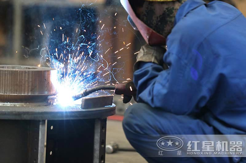 紅星專注于每一道工序 紅星專注于每一道工序