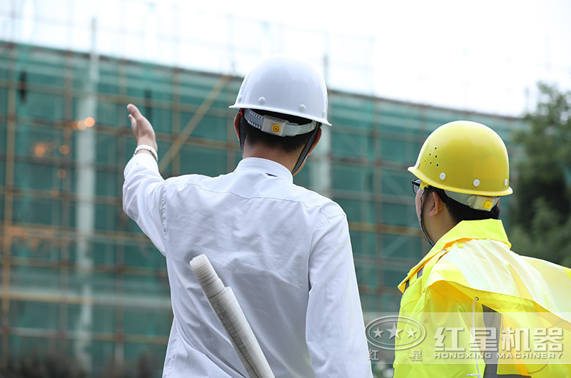 紅星技術工程師在與客戶實地考察施工現場討論方案 紅星技術工程師在與客戶實地考察施工現場討論方案