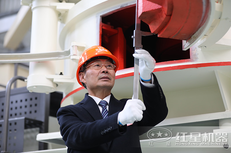 資深技術老師傅在測量制砂機的尺寸中 資深技術老師傅在測量制砂機的尺寸中