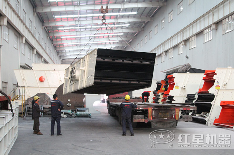 圓振動篩吊起裝車準備發貨中 圓振動篩吊起裝車準備發貨中