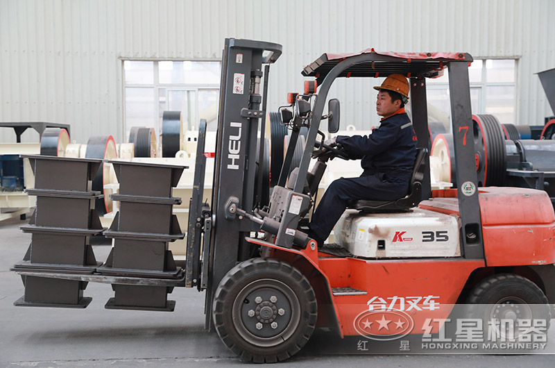 廠區師傅進行搬運作業中 廠區師傅進行搬運作業中