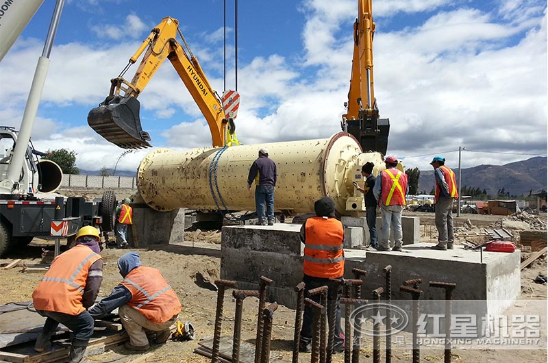 球磨機室外生產現場搭建中 球磨機室外生產現場搭建中