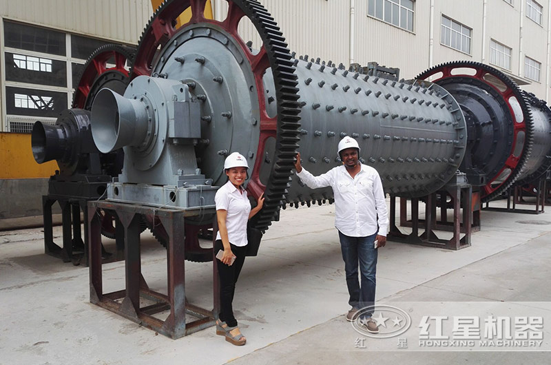 國外用戶來廠考察球磨機設(shè)備留影圖 國外用戶來廠考察球磨機設(shè)備留影圖