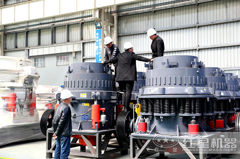 技術人員在為用戶講解圓錐破的破碎原理中 技術人員在為用戶講解圓錐破的破碎原理中