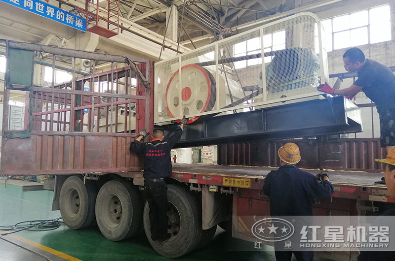 紅星輥式破碎機裝車準備發往山東地區 紅星輥式破碎機裝車準備發往山東地區