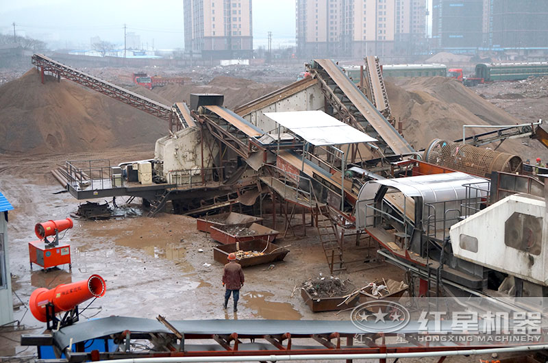 移動式混凝土粉碎機生產現場，多機聯合作業