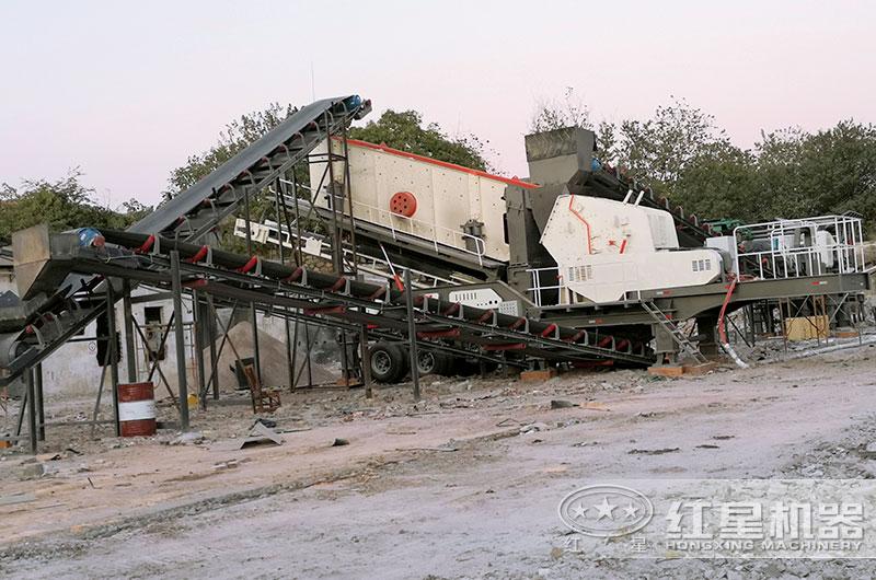 移動式碎石機生產現場,結構緊湊,占地小 移動式碎石機生產現場,結構緊湊,占地小