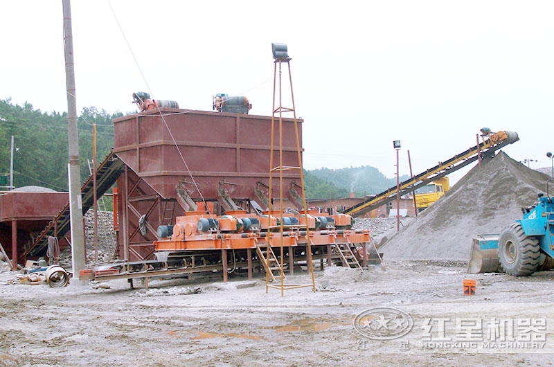 對輥式制砂機生產現場圖 對輥式制砂機生產現場圖