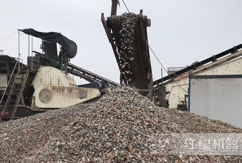 移動破碎機搭載錘破-作業現場