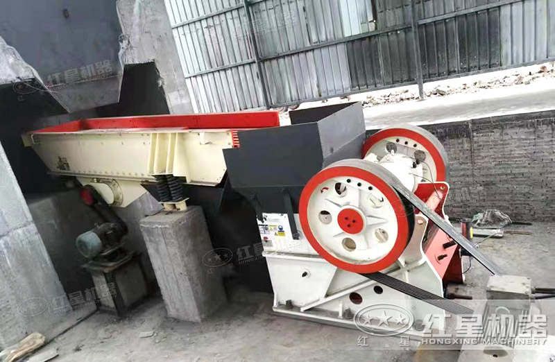 粗料破碎機(jī)一臺(tái)多少錢，每小時(shí)產(chǎn)量多少噸，有沒有現(xiàn)場視頻